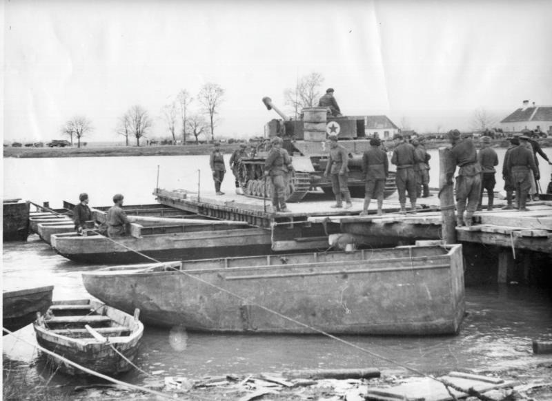 Советские солдаты помогают переправить румынский танк Pz. IV через реку Ваг в Чехословакии, апрель 1945, Чехословакия