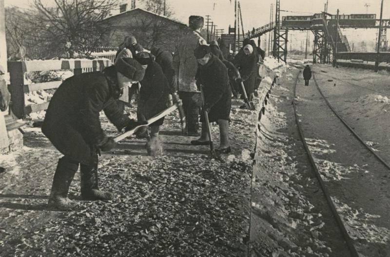 Расчистка железнодорожный путей, 1942 год. Выставки&nbsp;«Дети Великой Отечественной», «Великая Отечественная война. Тыл» с этой фотографией.