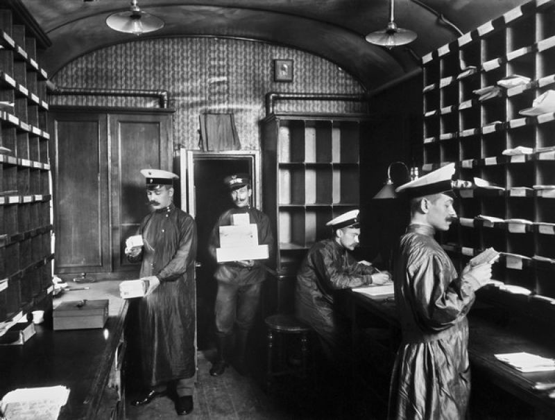 Сортировка корреспонденции в почтовых вагонах во время пути, 1914 год. Выставка «История страны под стук колес»&nbsp;с этой фотографией.