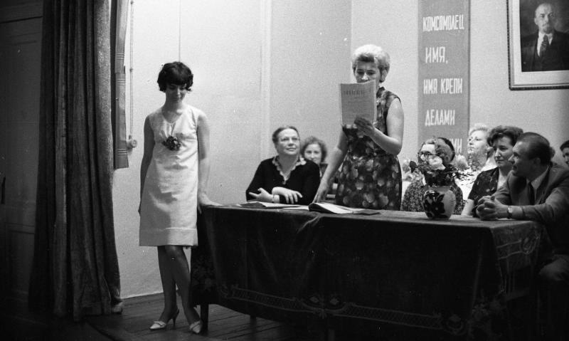 Вручение аттестатов выпускникам московской школы № 135, 1967 год, г. Москва