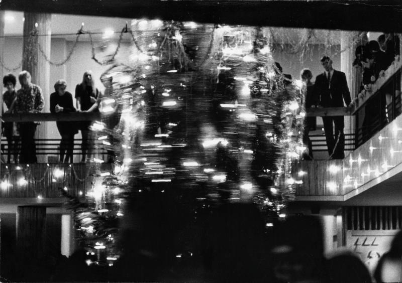 Новый год, 1967 - 1969. Выставки&nbsp;«Пять минут истории: Советский Новогодний Союз»&nbsp;и «10 лучших елок» с этой фотографией.