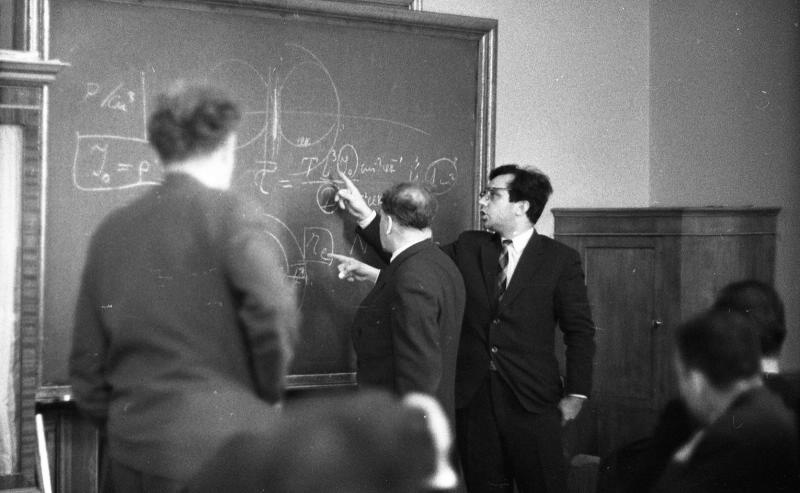 Спор у доски. Физики, 1963 - 1964, г. Москва