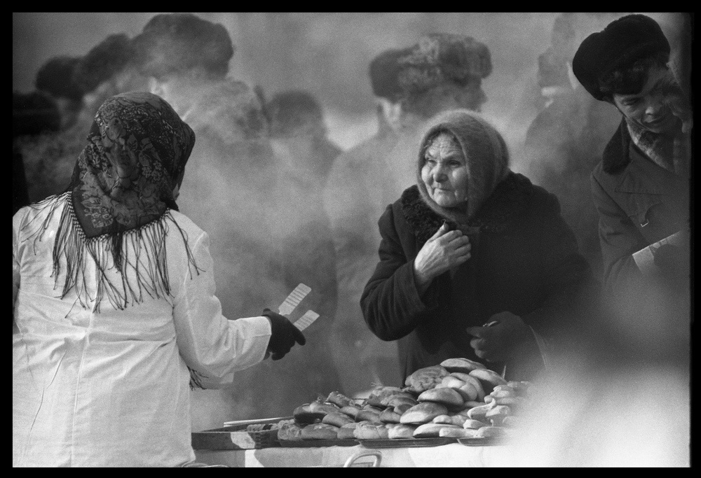 Пироги на Масленицу, 1976 год, г. Новокузнецк, Площадь Маяковского. Выставки:&nbsp;«Bon appetit!»&nbsp;и «Масленичные гуляния» с этой фотографией.&nbsp;