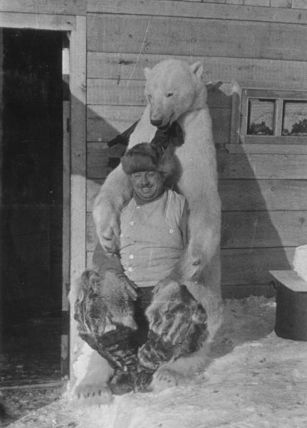 Иван Папанин, 6 июня 1937 - 19 февраля 1938, Северный полюс. Высадка экспедиции на лед была выполнена 21 мая 1937 года. Официальное открытие дрейфующей станции «Северный полюс-1» состоялось 6 июня 1937 года.Видеовыставка «Северный полюс-1» с этой фотографией.