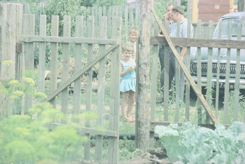     Фото Дети около калитки, 1967 год, Волгоградская обл., г. Волжский  История России в фотографиях