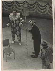 Группа клоунов в водяной пантомиме «Счастливого плавания» на манеже Московского цирка на Цветном бульваре, 1959 год, г. Москва. В центре – Олег Попов.Выставка «"Навстречу весне". Скворечники» с этой фотографией.