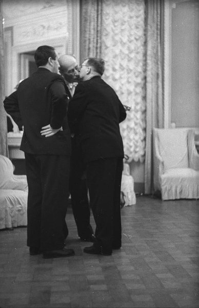 Дмитрий Шостакович и Евгений Мравинский, 1966 год, г. Ленинград. Выставка «Самые нежные, страстные и искренние поцелуи» с этой фотографией.