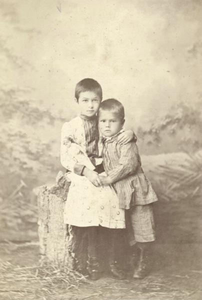 Портрет сестры и брата, 1890-е. Выставка «Дореволюционная Россия: сестры и братья» с этой фотографией.