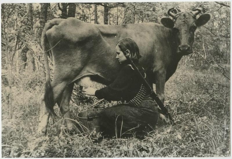 Партизанская кормилица, 1942 год. Выставки: «Узники военных мгновений» и&nbsp;«Человек на войне» с этой фотографией.