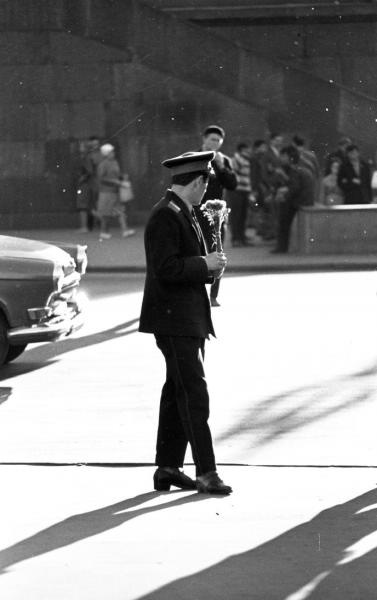 Милиционер с букетом на Невском проспекте, 1960-е, г. Ленинград