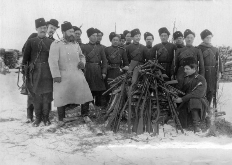 «Донские казаки-каратели сжигают захваченное у крестьян оружие», 1906 год