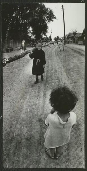 Деревенская улица, 1970-е. Выставка: «Фотографии Владислава Михайлова» с этой фотографией.&nbsp;