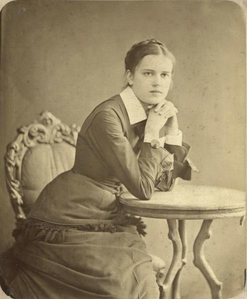 Портрет молодой девушки, 1870 - 1880. Альбуминовая печать.Видеовыставка «К 180-летию фотографии. Эпизод IV: "Альбумин"» с этим снимком.