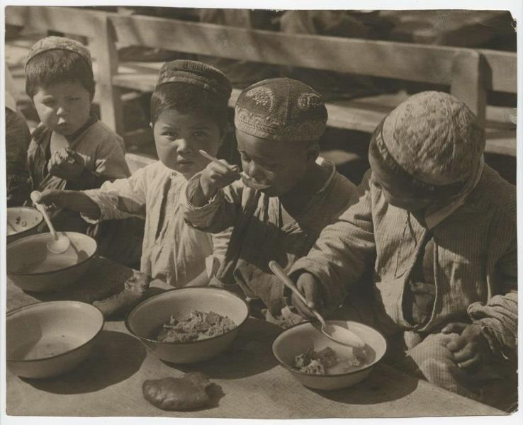 Детский сад в Коканде, 1921 год, Узбекская ССР, г. Коканд. Выставка «15 лучших фотографий Макса Пенсона» с этим снимком.&nbsp;