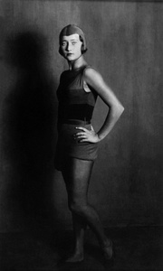 Балерина Галина Уланова в костюме Комсомолки в балете «Золотой век», 1930 год, г. Ленинград. Ленинградский государственный академический театр оперы и балета.Выставки&nbsp;«Когда все были молодыми», «Ballet Époque»&nbsp;и&nbsp;видео «Переход» с этой фотографией.