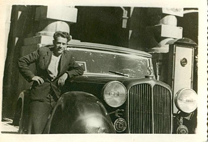 Портрет мужчины рядом с автомобилем, 1949 год, г. Ленинград. Ныне – Каменноостровский проспект.