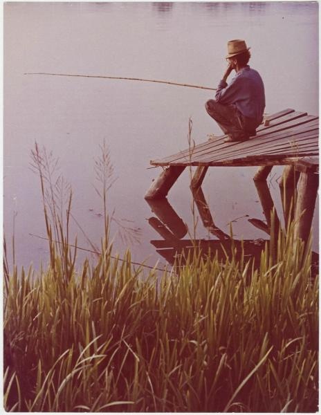 Рыбак, 1980-е. Выставка «"Ловись рыбка большая..." Рыболовный бум в СССР» с этой фотографией.