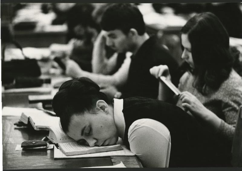 Без названия, 1972 год. Выставки&nbsp;«От сессии до сессии...»,&nbsp;«Спать хочется...»&nbsp;и «Учись, Студент!» с этой фотографией. 