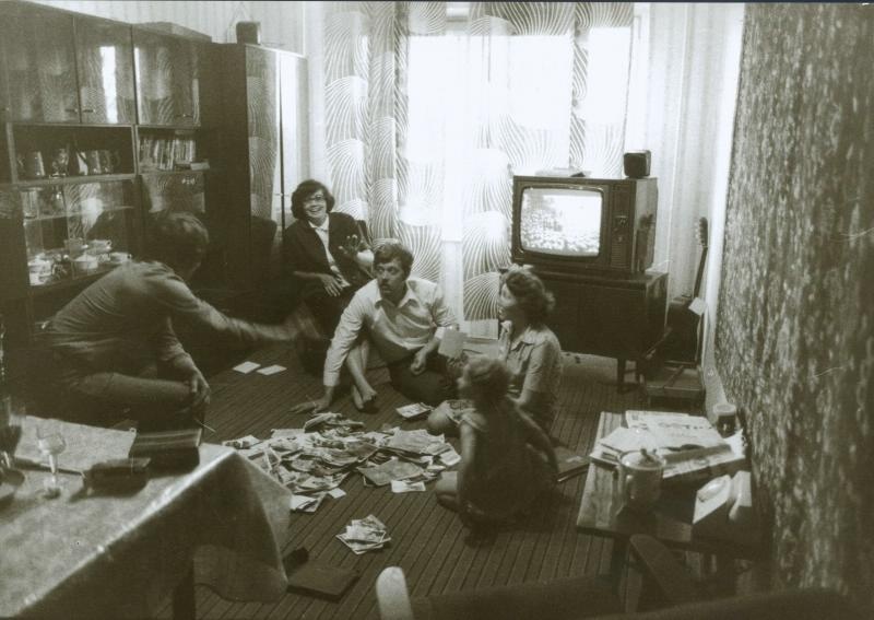 Семейный праздник, 1981 год, Куйбышевская обл., г. Тольятти. Выставка «Советское новоселье» с этой фотографией.