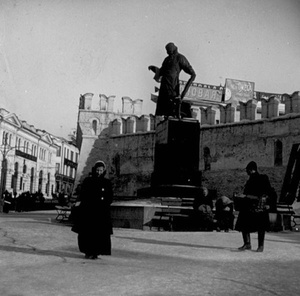 Без названия, 1909 - 1917, г. Москва. Китайгородская стена и памятник первопечатнику Ивану Федорову, скульптор Сергей Волнухин.