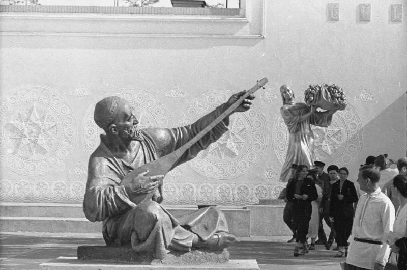 ВСХВ. Скульптура музыканта с танбуром около павильона Таджикистана, 1939 год, г. Москва