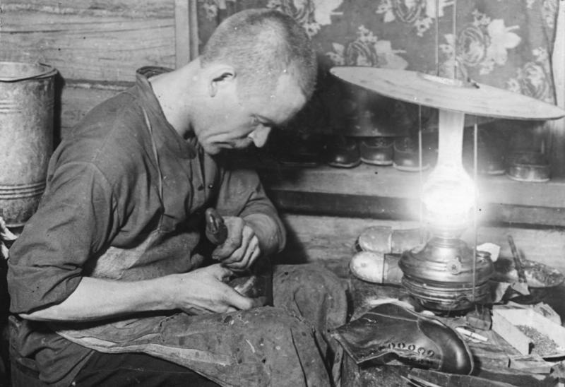 Быт кустаря. Сапожник в личной мастерской, 1930-е. Выставка «Ручной труд. Кустари» с этой фотографией.