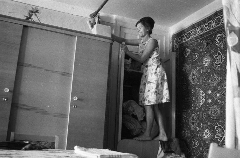 Мама убирается в комнате, 1967 год, Волгоградская обл., г. Волжский. Выставка «Советский лайфхак: ковер на стене» с этой фотографией.&nbsp;
