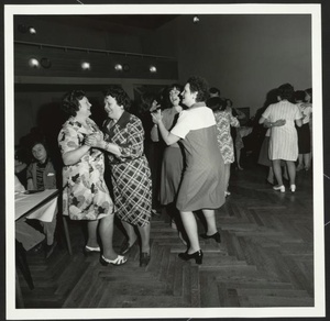 Советские туристки в Германии, 1979 год, ГДР, г. Лейпциг. Выставка «СССР в 1979 году» с этой фотографией.