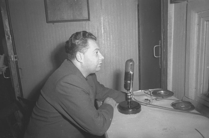 Спортивный комментатор Николай Озеров на стадионе в радиобудке, 1962 год, г. Москва