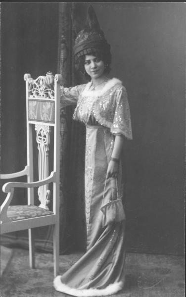Женский портрет, 1910-е, Лифляндская губ., г. Рига. Выставка «Король Модерн» с этой фотографией.