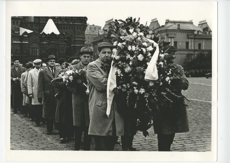 Возложение венка к мавзолею, 9 марта 1953 - 31 декабря 1959, г. Москва, Красная пл.