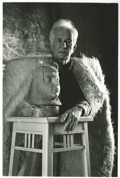 Скульптор Хас-Булат Аскар-Сарыджан со своей последней работой, 1978 год