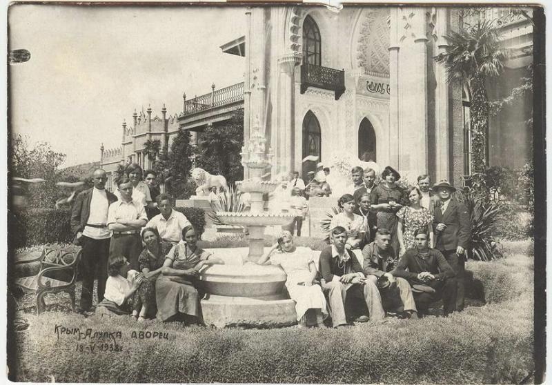 Групповой снимок на фоне Алупкинского дворца, 18 мая 1938, Крымская АССР, г. Алупка