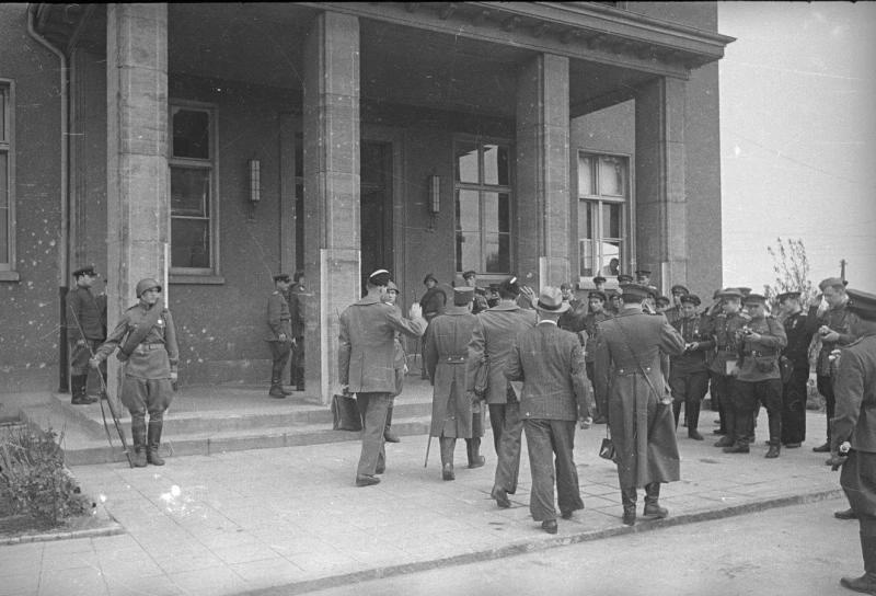 Военные и штатские перед входом в здание в Карлсхорсте, 7 - 8 мая 1945, Германия, г. Берлин, Карлсхорст