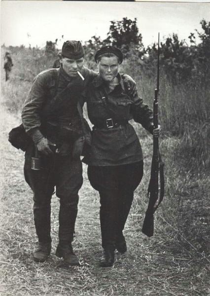 В медсанбат, 1941 - 1943. Выставка «Женщины на войне» с этой фотографией.