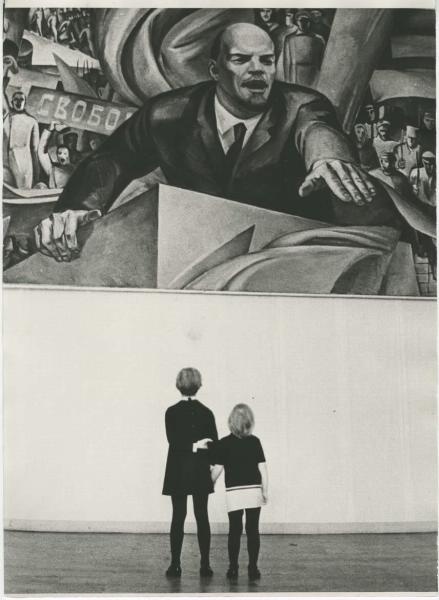В выставочном зале «Манеж», 1969 год, г. Москва. Выставки&nbsp;«Монументальный фон»,&nbsp;«Центральный Манеж» с этой фотографией.