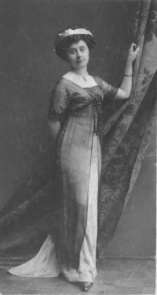 Портрет молодой женщины на фоне драпировки, 1915 - 1918, г. Петроград