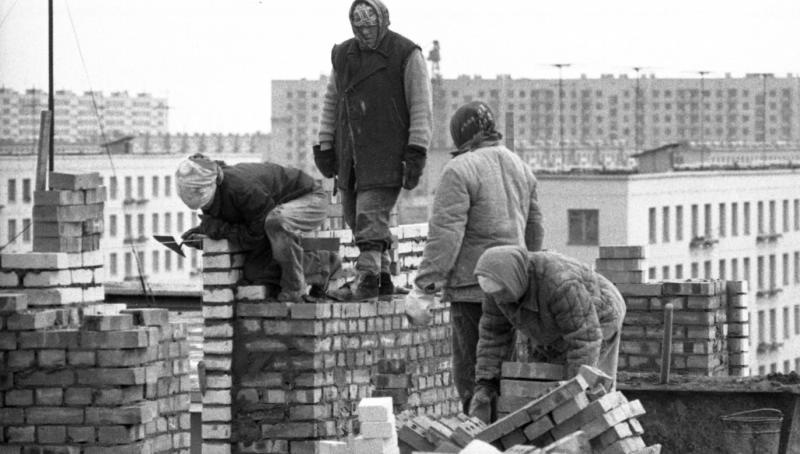 Женщины-каменщики на строительстве жилого дома в Купчине, 31 декабря 1959 - 5 января 1967, г. Ленинград