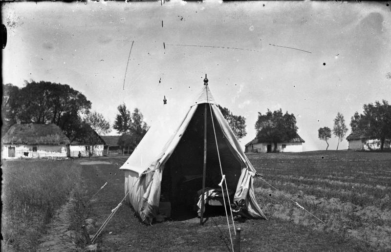 Палатка на поляне в деревне, 1900-е