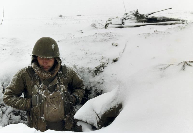 Солдат в окопе, 1999 год, Чеченская Республика. 7 августа 1999 года началась Вторая чеченская война. Активная фаза боевых действий продолжалась с 1999 года по 2000 год.