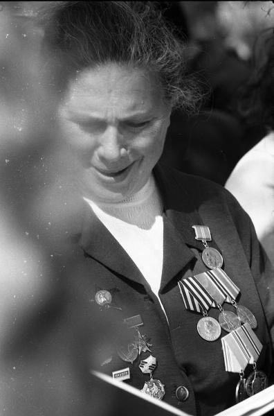 Встреча ветеранов женских авиационных полков. Герой Советского Союза, летчица 46-го гвардейского Таманского женского авиационного полка Руфина Сергеевна Гашева в сквере у Большого театра 2 мая 1977 года, 2 мая 1977, г. Москва