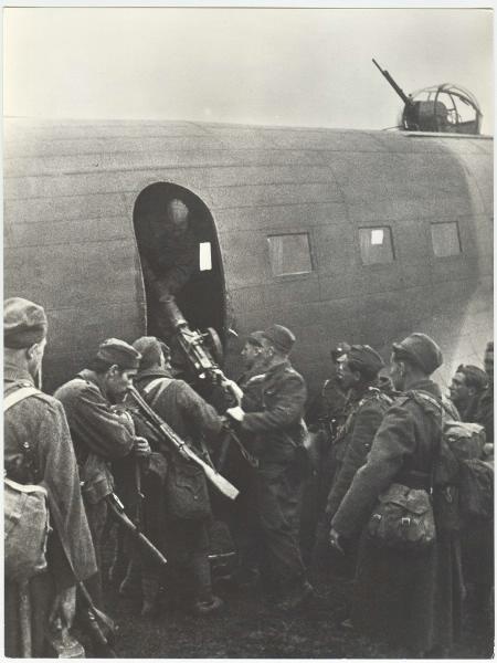 Погрузка в самолет Ли-2, сентябрь 1944, Польша. 2-я отдельная чехословацкая воздушно-десантная бригада.