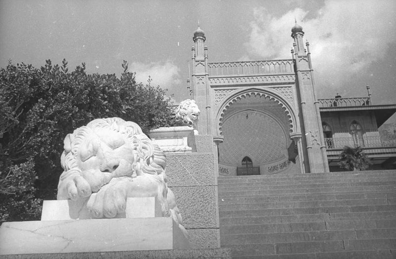 Мраморный лев на лестнице Воронцовского дворца, 1930-е, Крымская АССР, г. Алупка. Выставка «Каменные львы» с этой фотографией.