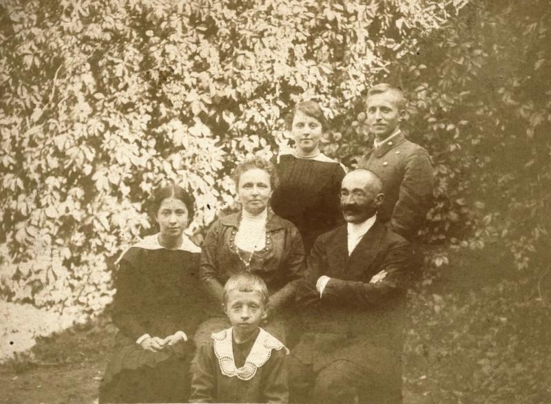 Фотограф Павел Левинский с женой и детьми, 1916 - 1920. Соленая бумага.