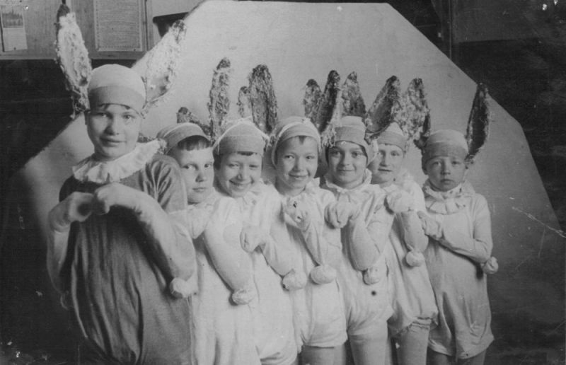 Зайцы из пьесы «Красная шапочка» в постановке Детского дома культуры, 1941 год, г. Череповец. Выставки «Советские дети»&nbsp;и «Детские глаза поколений» с этой фотографией.