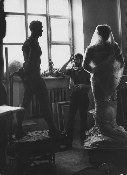 Студент скульптурной мастерской, январь 1969, г. Москва. Из серии «МВХПУ, бывшее Строгановское училище».Выставка «Вхожу, ваятель, в твою мастерскую» с этой фотографией.&nbsp;