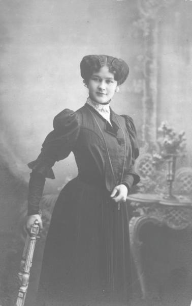 Портрет женщины в темном платье, 1905 - 1910