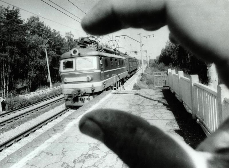 Скорый поезд, 1996 год, Московская обл.. Выставка «Игра с перспективой» с этой фотографией.