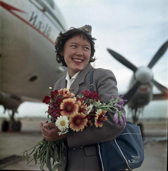 Тамара Бейсенова – бортпроводница, 1961 год, Казахская ССР, г. Алма-Ата. Выставки:&nbsp;«Симфония смеха», «Небо. Самолет. Девушка» с этой фотографией. 