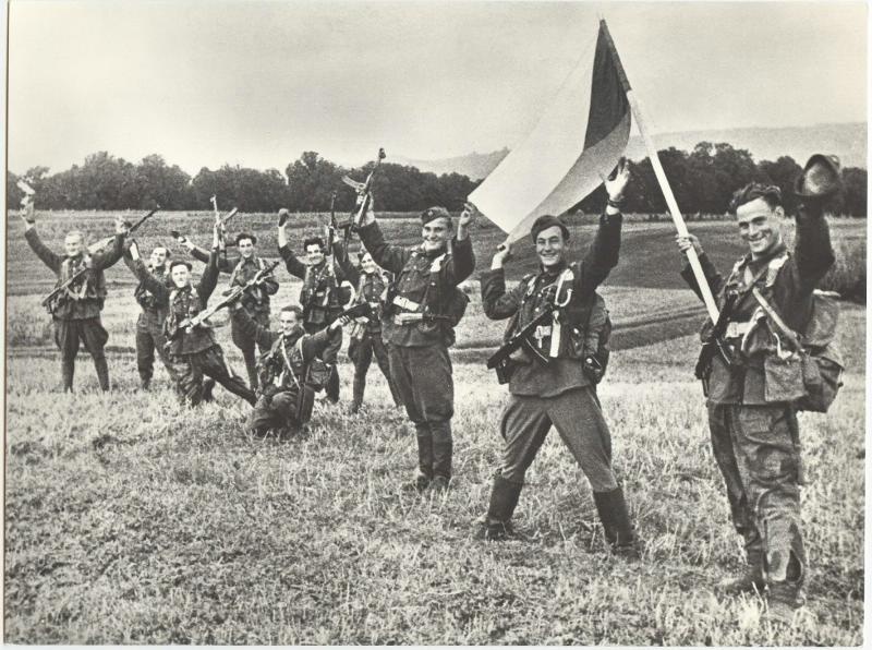 «Наконец-то дома!», август 1944, Украинская ССР. 2-я отдельная чехословацкая воздушно-десантная бригада в окрестностях Проскурова (ныне – Хмельницкий).